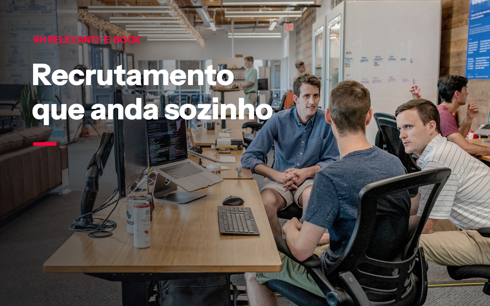 Capa do e-book Recrutamento que anda sozinho sobre foto de uma equipe reunida no escritório